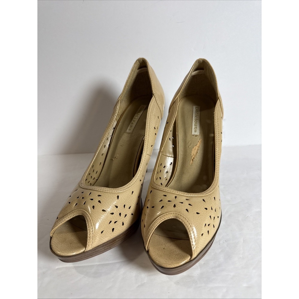 Delicious women's 5‎ inch pumps heels size 9 slight smoke smell few flaws